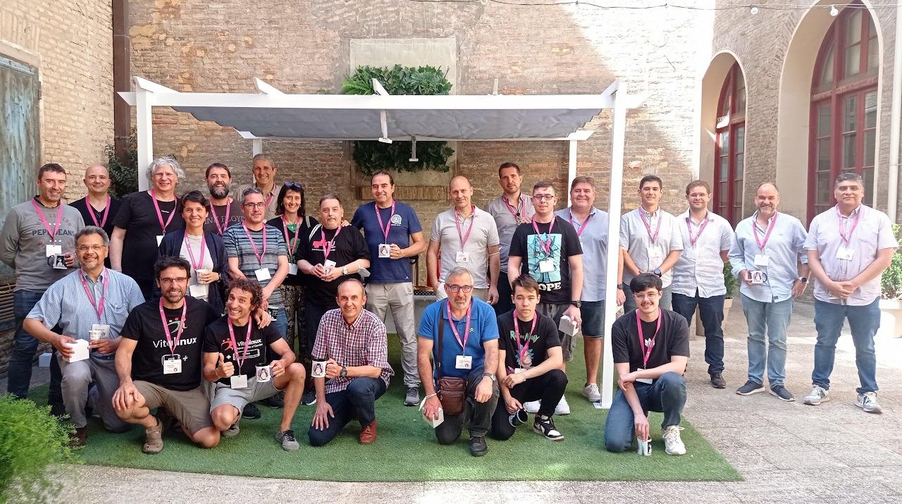 Encuentro Distros Linux España 2022: foto de grupo.