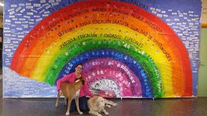 Ana Villalobos con Equs y Argos, perros de terapia del centro